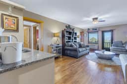 #204 LODGE Room - Hollywood Suite