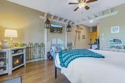 #105 LODGE Room - Garden Oasis
