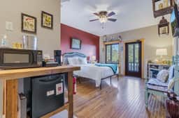 #105 LODGE Room - Garden Oasis