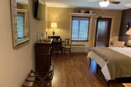 #206 LODGE Room - First Lady