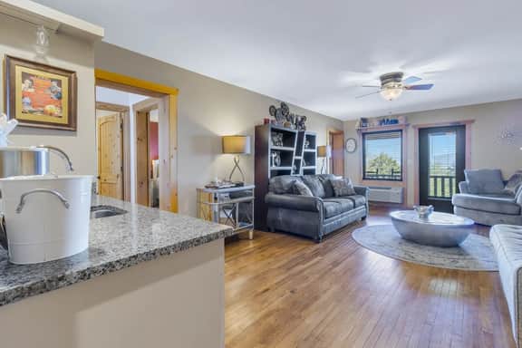 #204 LODGE Room - Hollywood Suite