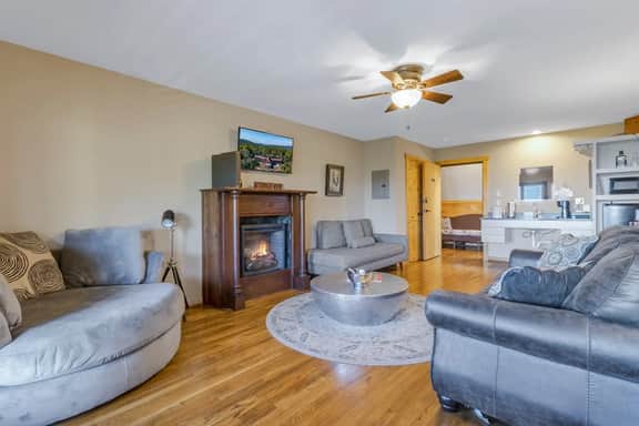 #204 LODGE Room - Hollywood Suite