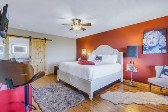 #204 LODGE Room - Hollywood Suite