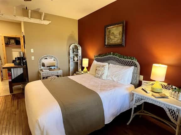 #105 LODGE Room - Garden Oasis