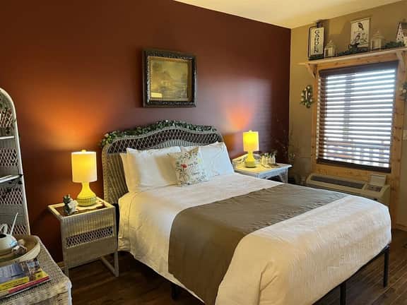 #105 LODGE Room - Garden Oasis