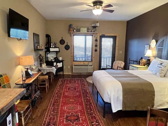 #109 LODGE Room - Grandmas Kitchen