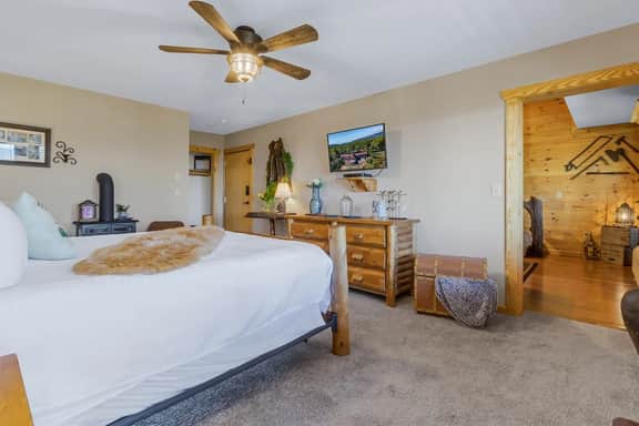 #201 LODGE Room - Hundred Acre Woods