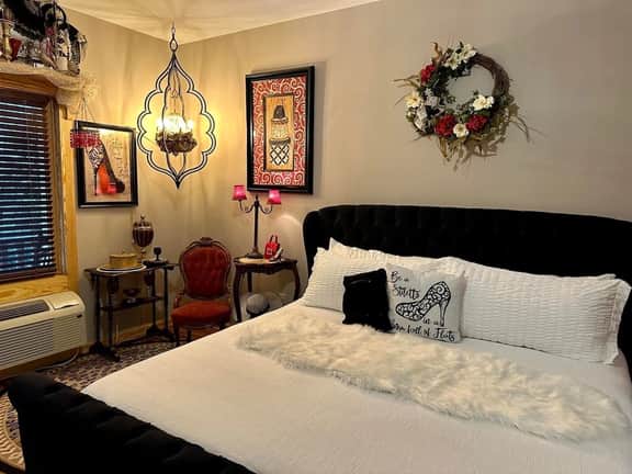 #101 LODGE Room - Southern Belle