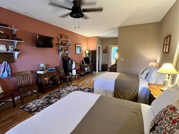 #112 LODGE Room - Lydia Schoolhouse