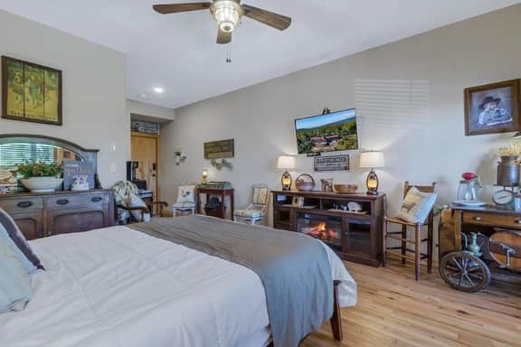 #102 LODGE Room -  Farmers Market