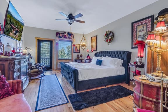 #101 LODGE Room - Southern Belle