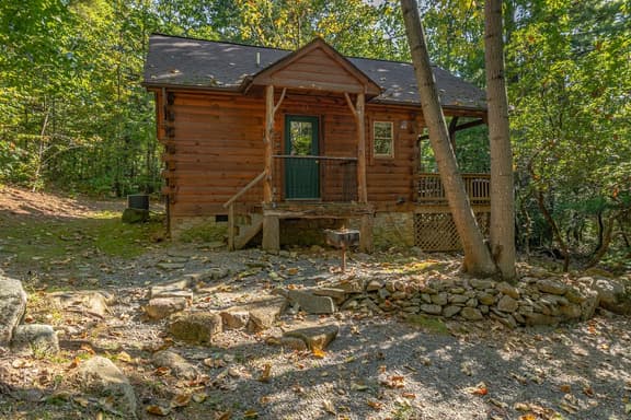 Cabin #5 - Love Nest